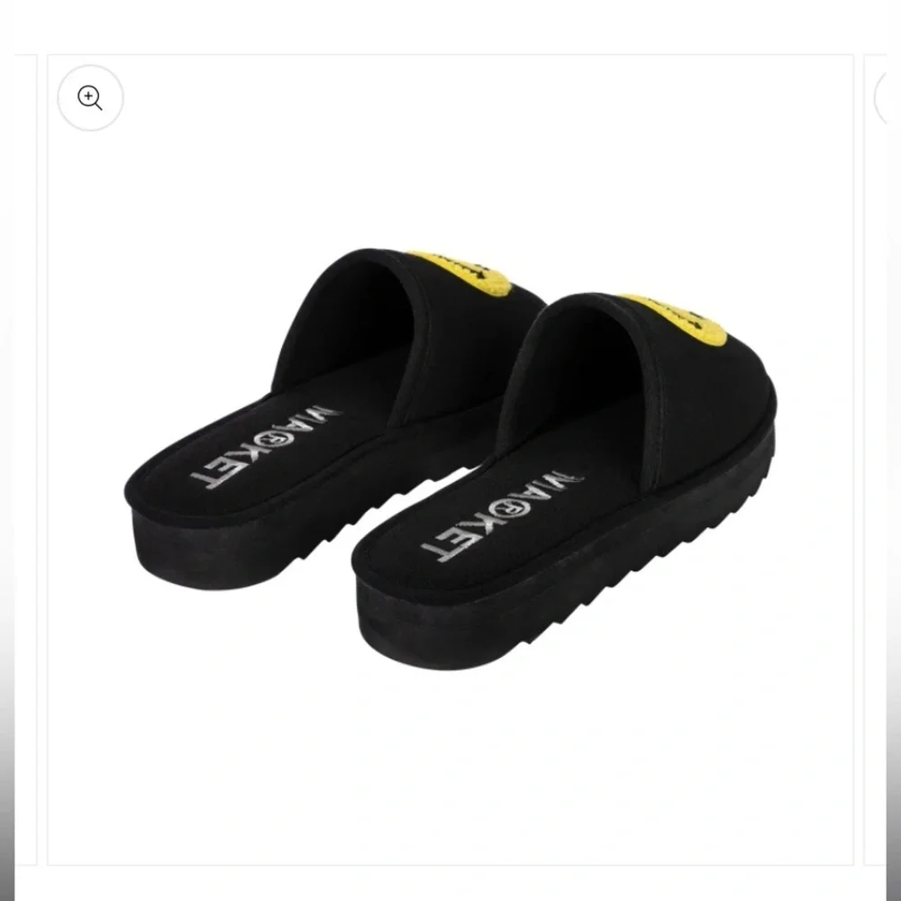 Market Smiley Slippers size 9 unisex